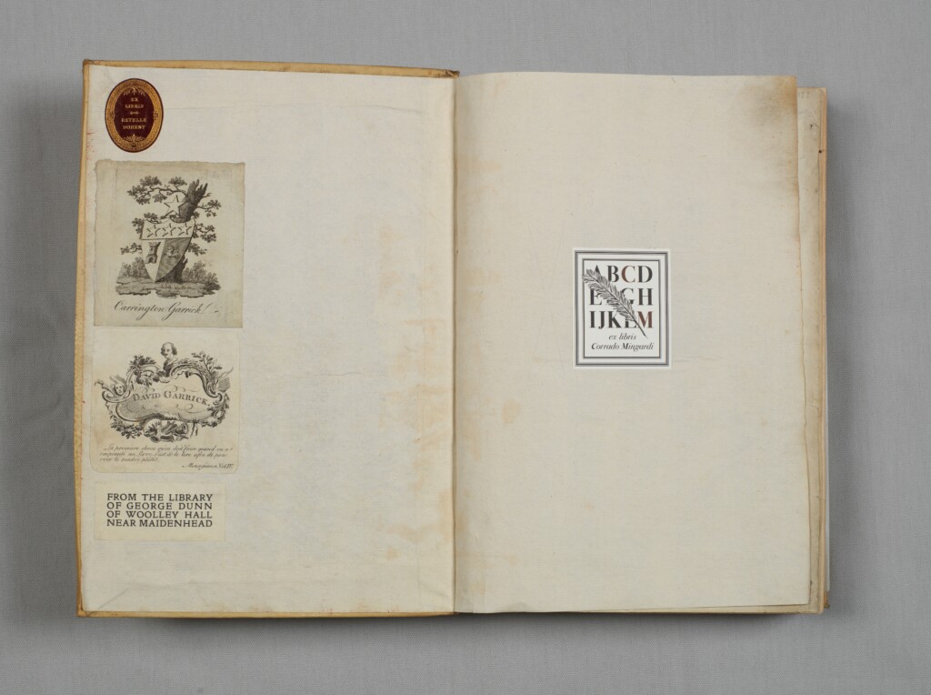Contropiatto anteriore del volume, Ex-libris dei precedenti proprietari