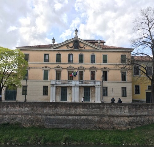 Palazzo Contarini, poi Congregazione dei poveri infermi e vergognosi, poi Pisani, poi Pisani-De Lazara, oggi sede dell’Istituto Maria Ausiliatrice